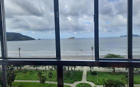 Apartamento amplo e charmoso, frente ao mar.